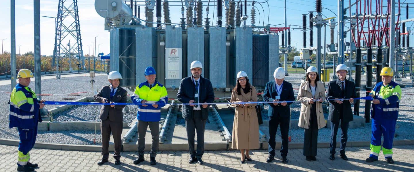 ludzie przecinają wstęgę podczas otwarcia  GPZ  ENEA Operator z oznakowaniem projektu współfinansowanego ze środków Unii Europejskiej,