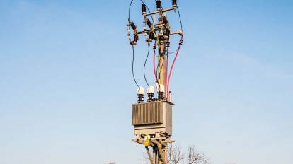 Słup niskiego napięcia