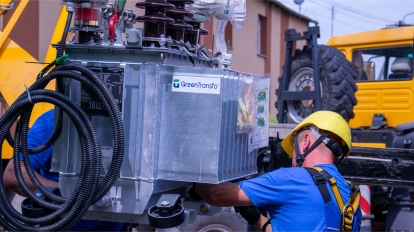 monter rozładowuje urządzenia energetyczne przy pomocy dźwigu 