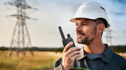 monter komunikuje się drogą radiową