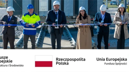 ludzie stojący i przecinający wstęgę podczas otwarcia GPZ Szczepankowo ENEA Operator z oznakowaniem projektu współfinansowanego ze środków Unii Europejskiej,