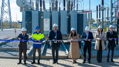 ludzie przecinają wstęgę podczas otwarcia  GPZ  ENEA Operator z oznakowaniem projektu współfinansowanego ze środków Unii Europejskiej,