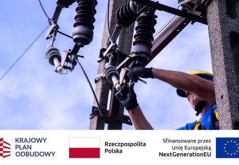 monter umocowuje urządzenie energetyczne na słupie
