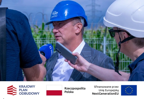 Prezes Enei Operator Marek Szymankiewicz wypowiada się przed dziennikarzami
