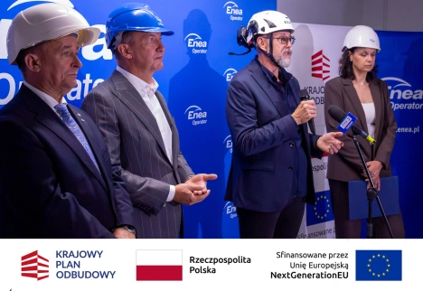 Prezes Enei Grzegorz Kinelski przemawia wśród pozostałych gości 