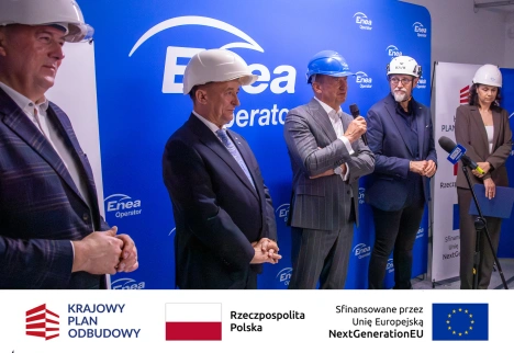 Prezes Enei Operator Marek Szymankiewicz wśród innych gości wypowiada się przed publicznością 