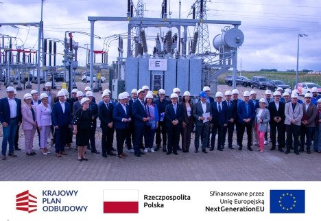 wspólne zdjęcie gości przybyłych na otwarcie GPZ na tle obiektu