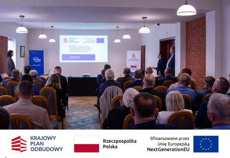 Na sali konferencyjnej goście oglądają wyświetlaną prezentację