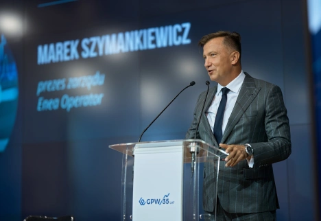 Prezes Enei Operator Marek Szymankiewicz przemawiający na scenie 