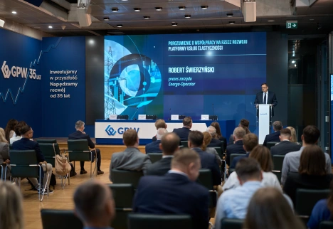 widok na całą salę konferencyjną z ekranem w tle