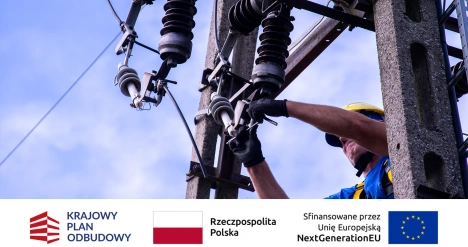 monter umocowuje urządzenie energetyczne na słupie