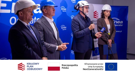 Prezes Enei Grzegorz Kinelski przemawia wśród pozostałych gości 