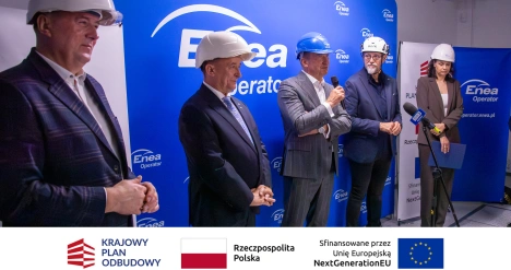 Prezes Enei Operator Marek Szymankiewicz wśród innych gości wypowiada się przed publicznością 