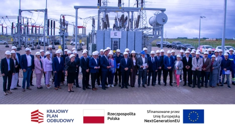 wspólne zdjęcie gości przybyłych na otwarcie GPZ na tle obiektu