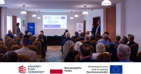 Na sali konferencyjnej goście oglądają wyświetlaną prezentację