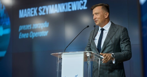 Prezes Enei Operator Marek Szymankiewicz przemawiający na scenie 