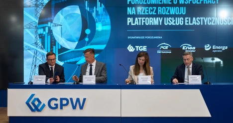 prezydium podpisujące dokumenty z ekranem LED w tle 