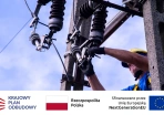 monter umocowuje urządzenie energetyczne na słupie