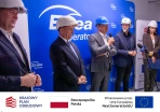 Prezes Enei Operator Marek Szymankiewicz wśród innych gości wypowiada się przed publicznością 
