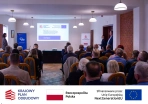 Na sali konferencyjnej goście oglądają wyświetlaną prezentację