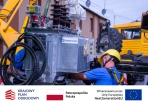 monter rozładowuje urządzenie energetyczne