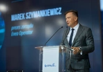 Prezes Enei Operator Marek Szymankiewicz przemawiający na scenie 