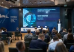 widok na całą salę konferencyjną z ekranem w tle