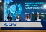 prezydium podpisujące dokumenty z ekranem LED w tle 